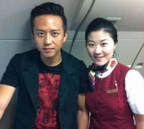 明星和空姐合影,刘涛没化妆,看到胡歌就想笑