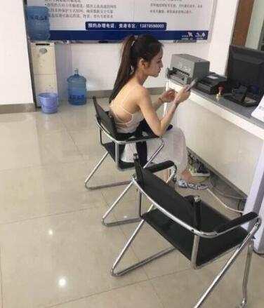 看到新来的女同事我就热.