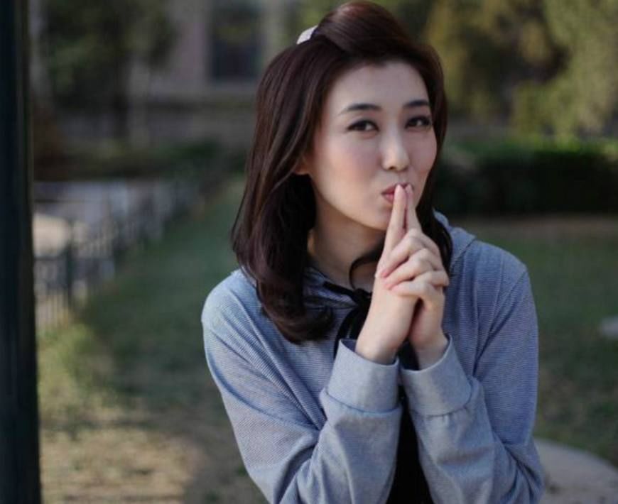连董卿都得给她让位?央视第一美女李红到底有多美?