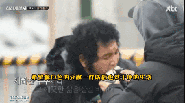 案件→警察调查→拘留→拘留所 艺人们和狱警假扮的犯人一起过日子