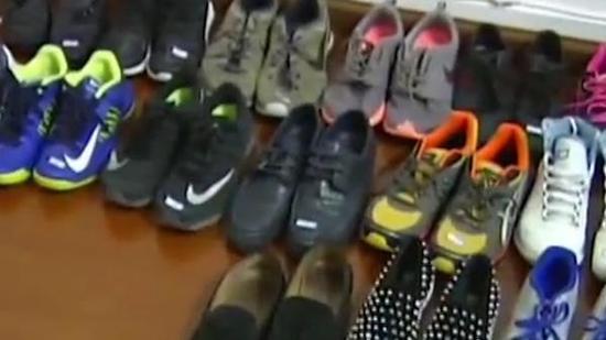 近日,浙江绍兴一名中年男子因在小区楼道内偷名牌鞋被当地警方抓获