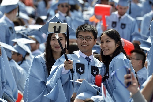 资料图片:几名中国留学生在美国哥伦比亚大学毕业典礼上自拍.