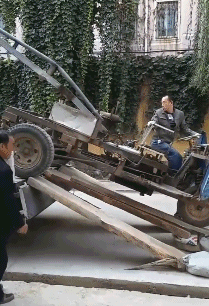 搞笑gif:古有司马光砸缸,今有我砸玻璃瓶子救二哈