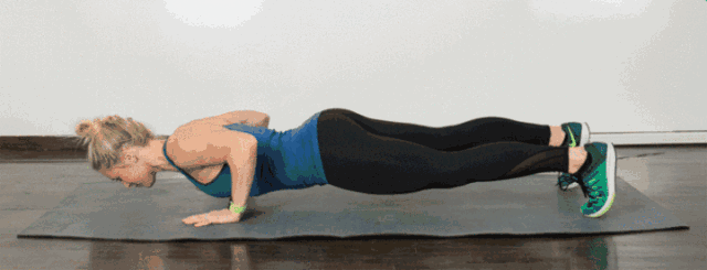 推起过程:向上推起时呼气,手臂向前臂外侧旋转发力,夹起胸部,慢慢推