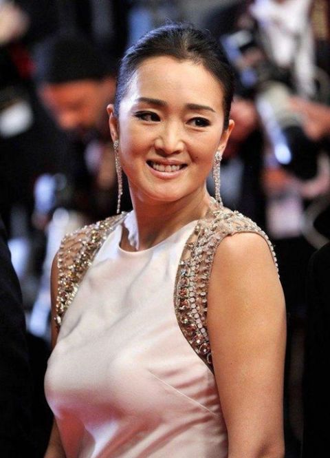 52岁的巩俐近照曝光,身材性感掩饰不住脸色沧桑,婚姻成迷