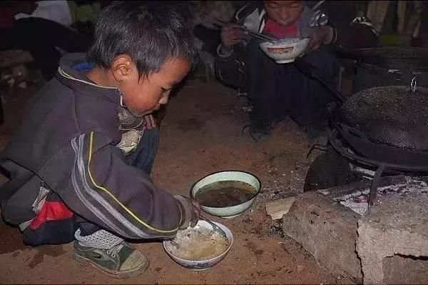 在更偏远的贫困山区, 还有一些孩子在为吃一顿饱饭而发愁.