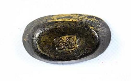 最近珍藏阁有幸征集了一款寿字纹金元宝,藏品重72.25g.