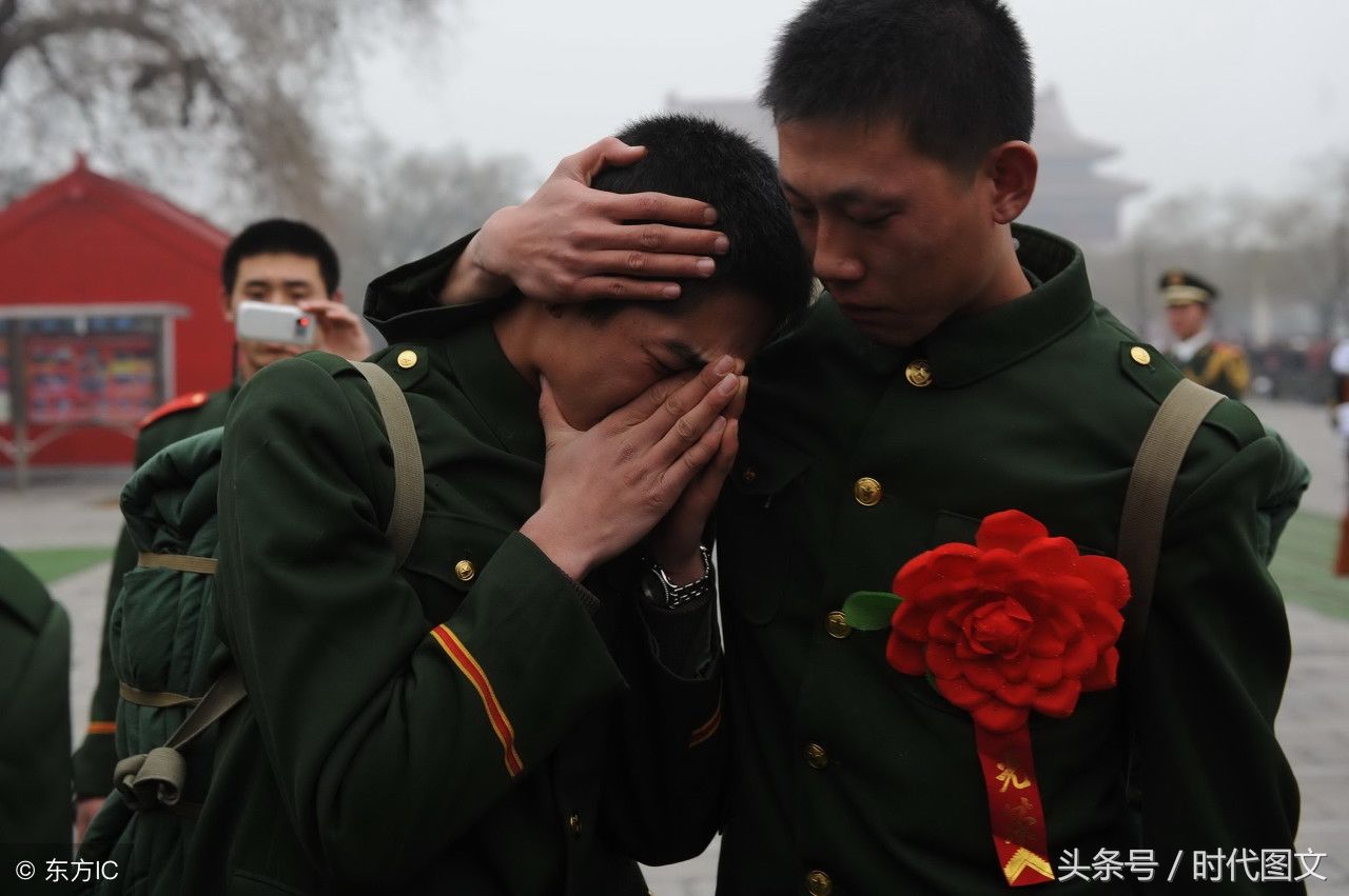 军人退伍的10个感人瞬间,战友之间紧紧相拥,十几个汉子放声痛哭