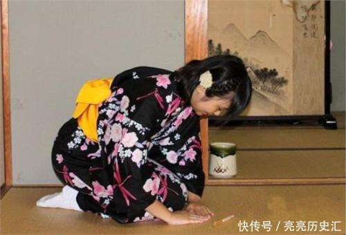 日本女人为啥喜欢下跪? 两个原因, 用意十分险恶!