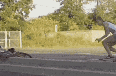 搞笑gif趣图:这男人是有多穷,女的都饿瘦成这样了!