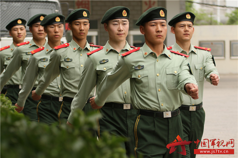 武警发放贝雷帽,战士们更显帅气
