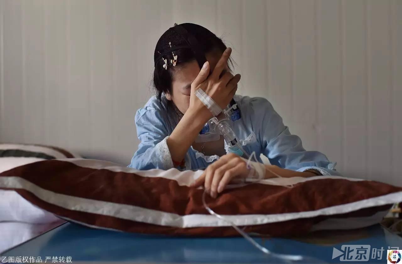 面罩女孩画出绝美画作: 想拿下氧气管活下去