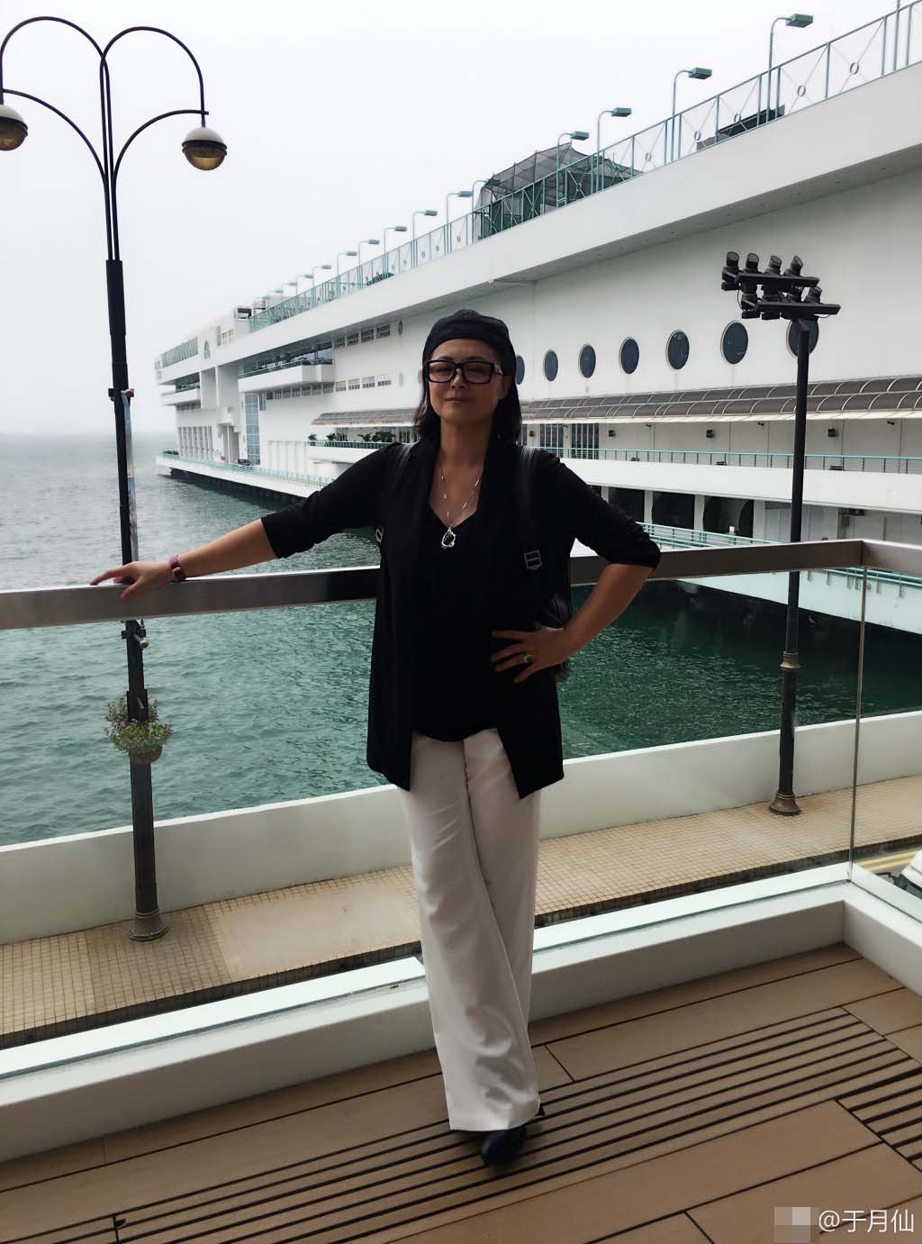 "谢大脚"于月仙晒美照 站海边单手叉腰似大姐大-北京