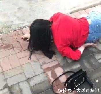 美女躺在路边一动不动,大伙以为晕倒,刚翻过身来就暴露了真相
