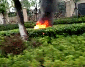 扬州一电动车行驶途中自燃,10分钟烧成空架!