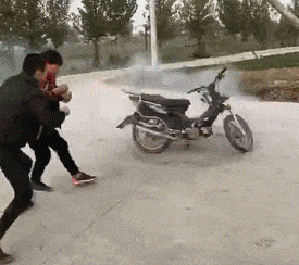 爆笑gif: 大热天的, 这样都晒不黑妹子, 羡慕