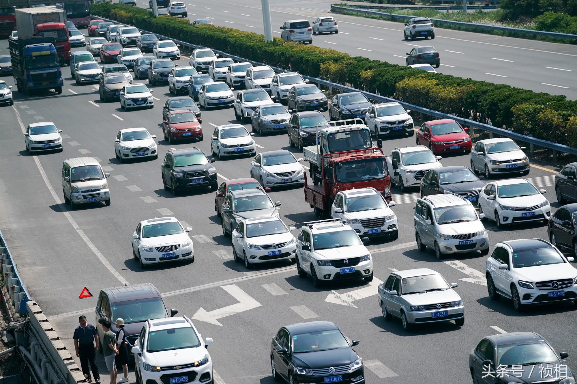 郑州高速现5km堵车长龙 五一假期第一天堵