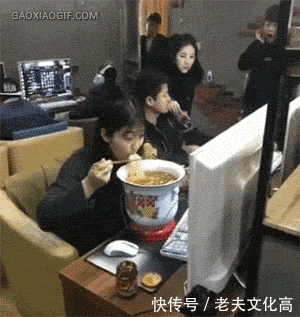 搞笑gif: 每个美丽女人的背后, 总有一群傻傻的男人