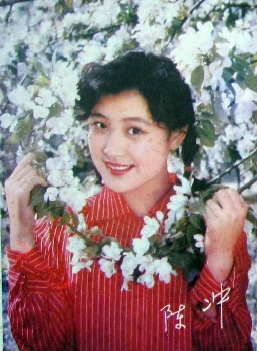 专门举办了演员培训班,一批有梦想有才华的年轻人,如陈冲,张瑜等,通过