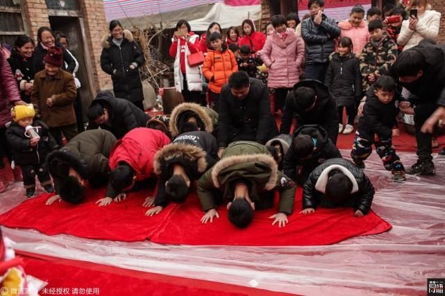 河南百岁老人办寿宴 200多名晚辈排队磕头