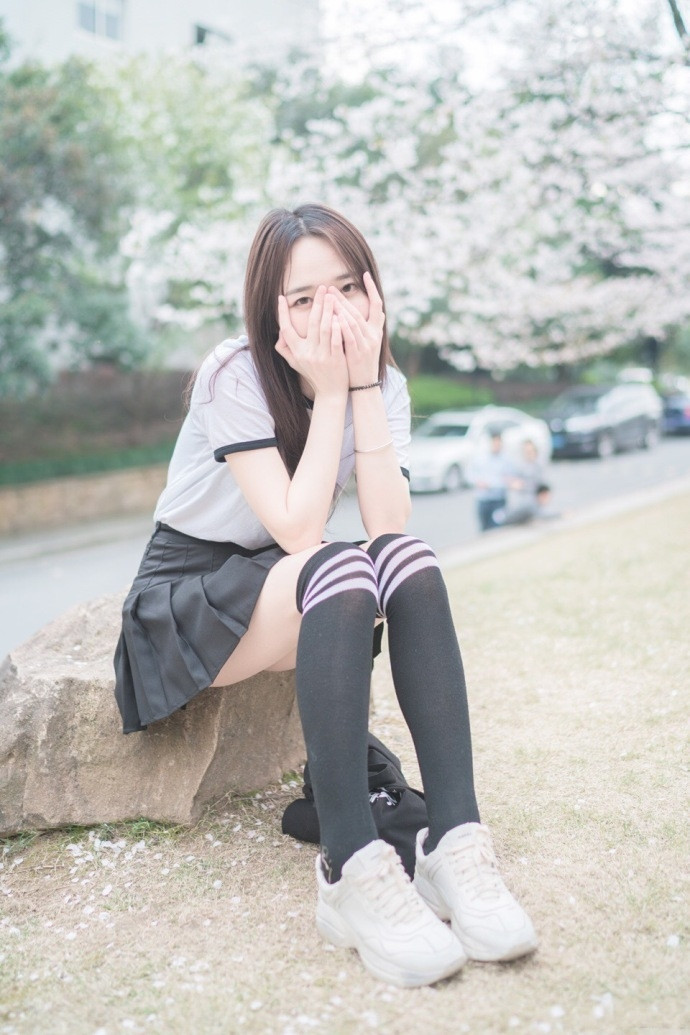 清新秀丽的气质美女,学生装显俏皮可人,灵动清澈的眼神活力十足