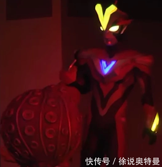 维克特利奥特曼这次得到了它的力量之后,右手也变成了好像一个锤子一