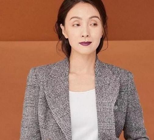陶虹素颜出镜总觉得没睡醒,拥有同框双眼皮的袁泉却越来越年轻?