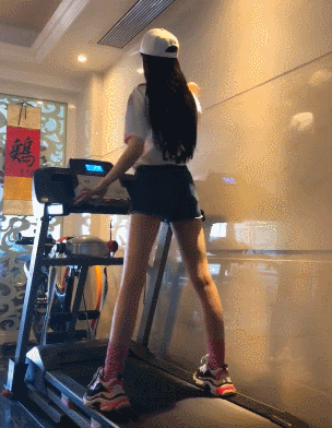 搞笑gif图:姑娘,能否请你解释一下这个字是什么意思 ?