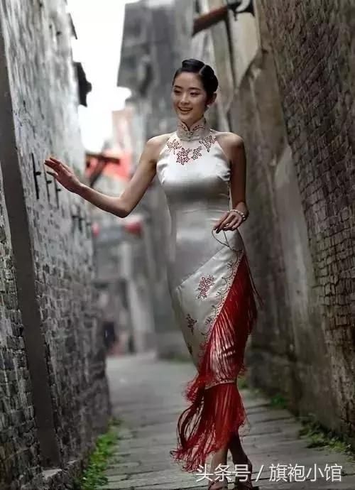 还有重要的一点,肩部一定要放松,很多姐妹穿旗袍拍照不好看,其实有一