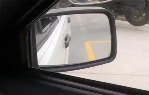 右后视镜:把水平线置于后视镜的2/3位置;然后再把车身的边缘调到占据