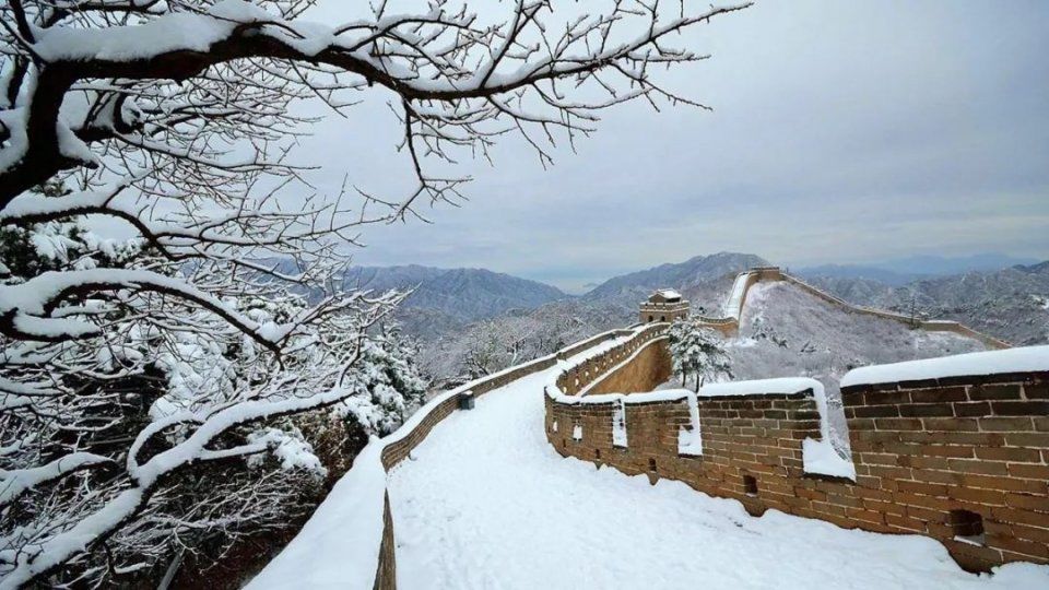 雪天登长城非常危险,建议去设施相对完善的八达岭长城.