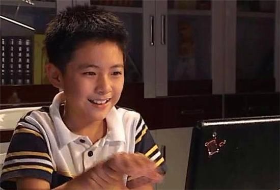 饰演步非凡的小演员叫管桐,11岁的管桐因为对《快乐星球》的喜欢而