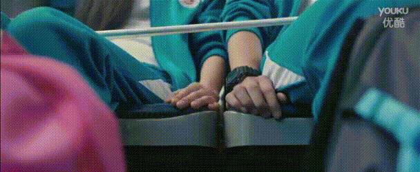 搞笑gif图:姑娘,喝酒也要适量,这次醒来后悔去吧!