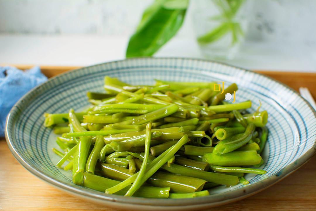 [醋炒空心菜梗] 主料:空心菜一大把400克 辅料:油30克,盐1小勺,醋20克