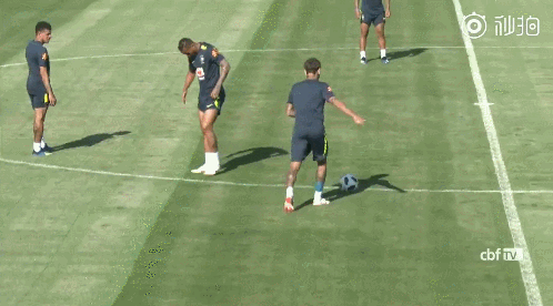 gif-马塞洛花式停球卖萌 这球梅西c罗做得到嘛?