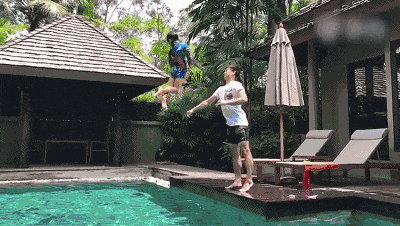 游泳和别的小朋友也不一样,田亮将儿子高高举起,然后扔进水中,空中