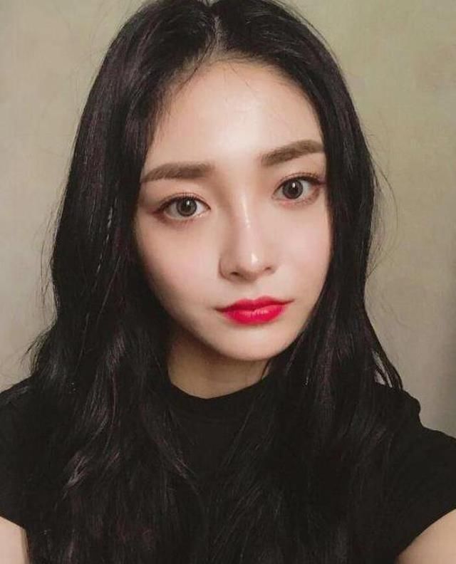 周洁琼第三,周洁琼五官精致立体,浓眉大眼睛,看上去非常的美艳动人.