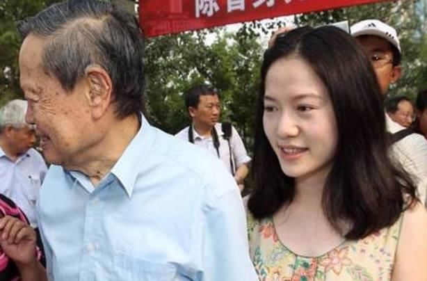 杨振宁现今已95岁了,说在他去后翁帆能再婚,42岁的翁帆无比感谢