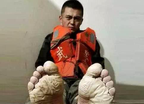 感动无数人的军人照片,图1让人心疼,图2看后久久无言