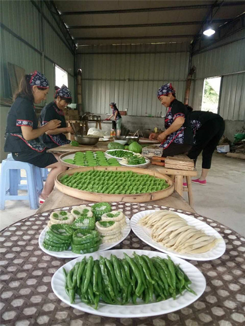 当地人在制作米果