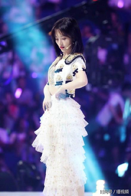 鞠婧祎在snh48第四届总决选演唱会上热舞,网友:衣服好丑靠