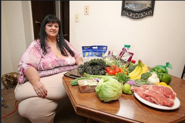 专选高热量的食物吃,通过了两年的努力,她把自己吃成了大胖子,体重