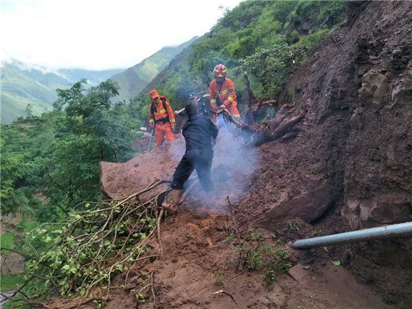 云南:大姚县湾碧乡遭遇洪涝灾害 消防官兵历经重重险阻抵达灾区救援