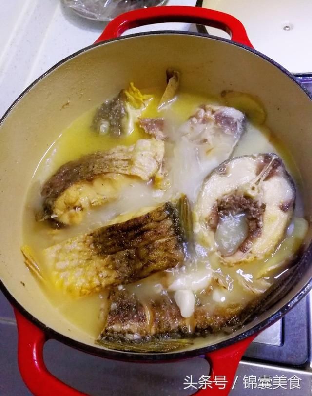 清炖鲤鱼的做法,营养丰富,适当喝鲤鱼汤有助于健康