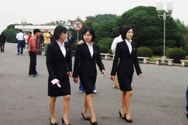图为穿着正装的朝鲜上班族女性.