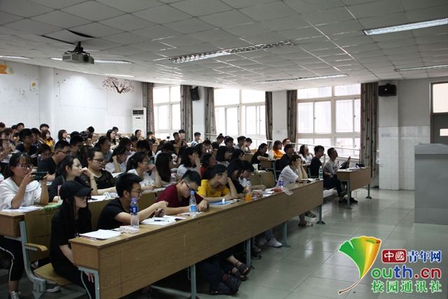 江苏大学生为同学免费开设微积分课堂 助力期末考试