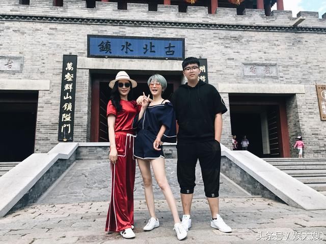 陈冰妈妈现身美发店,50岁比女儿美,30亿身家老公专一