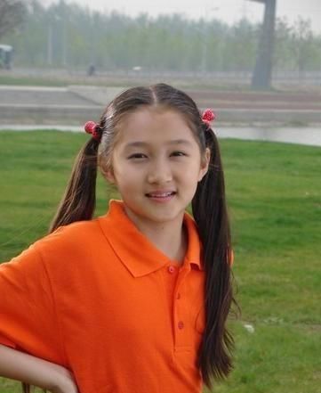 关晓彤晒儿时照片,坐在家门口抱着小狗,和鹿晗从小就有夫妻相