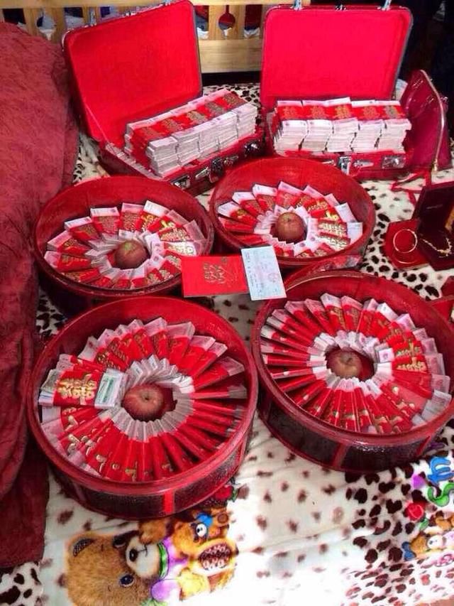 这是一个浦江土豪的订婚现场,彩礼是888万,其中288万现金,800万支票