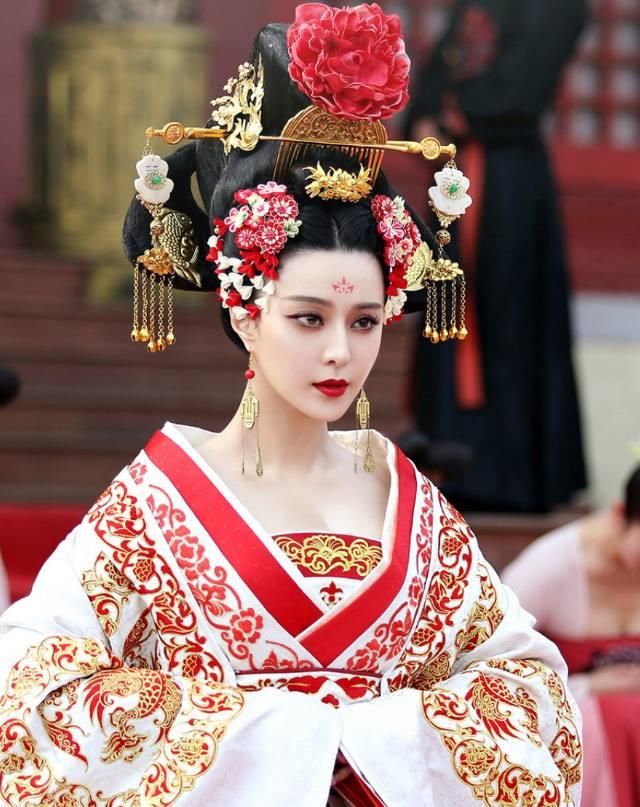 古装头部花饰最美的女明星,景甜上榜,热巴第2,第1名不